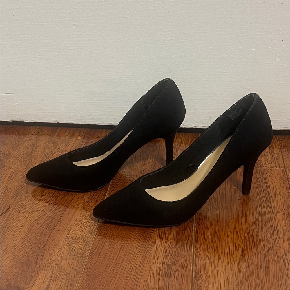 Faux Suede Classic Black Pointed-Toe Women's Pumps. Size 6-6.5